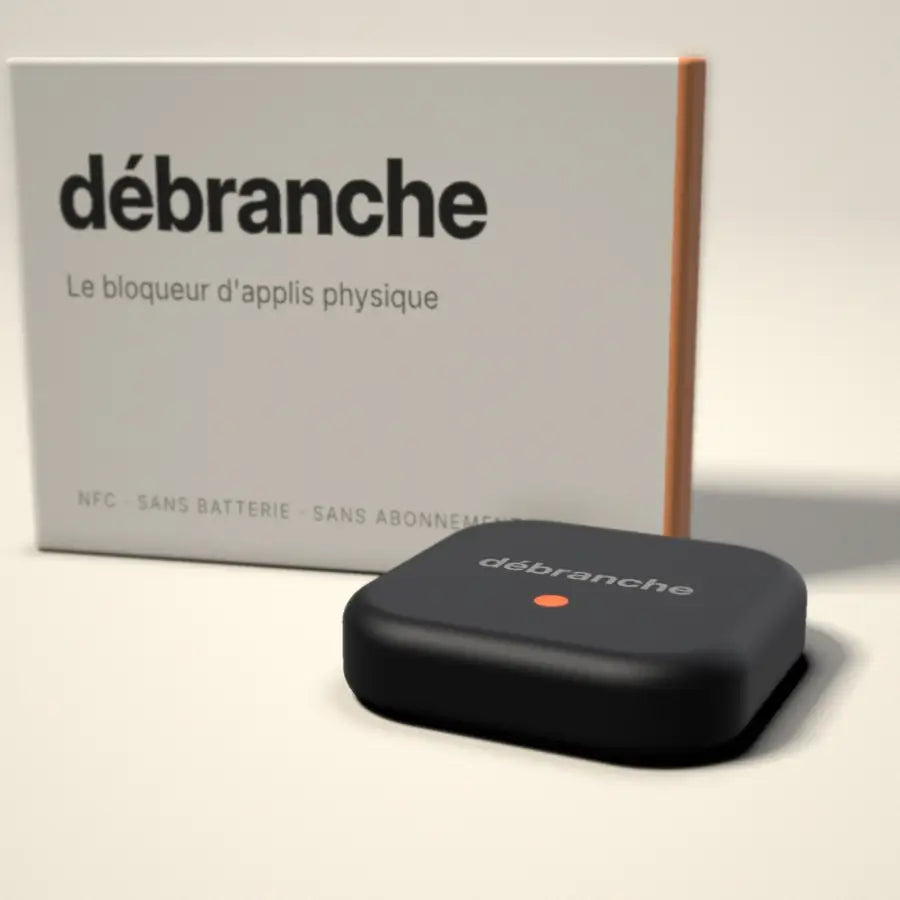 Le Débranche, boîtier NFC noir mat, devant sa boîte